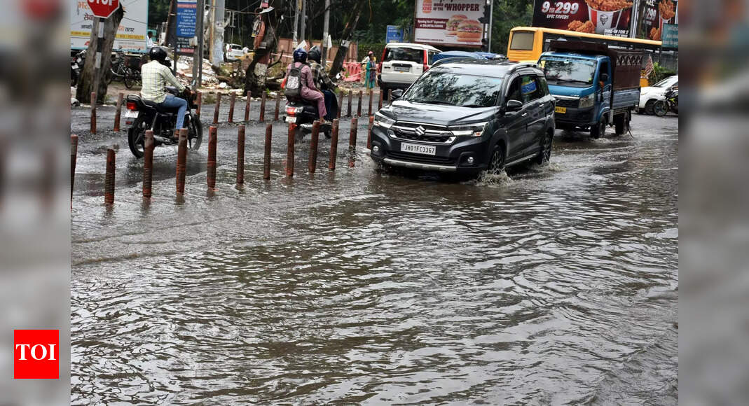 Ranchi Commuters Face Traffic Chaos Due to Heavy Rain and Potholes
