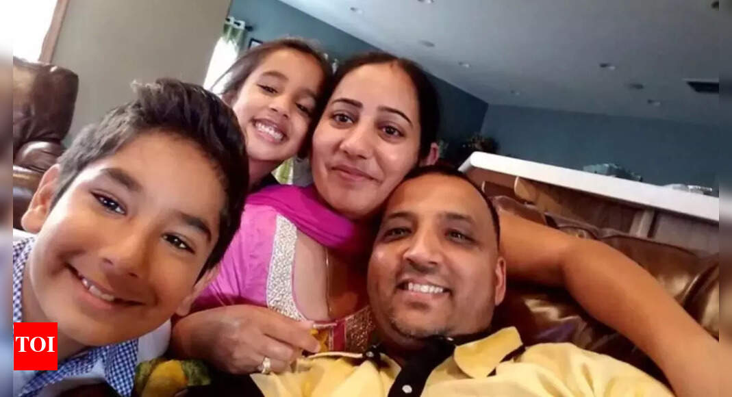 <div>'We are lost': Indian-origin businessman Paramjit Singh, living in US for 30 years, detained by ICE; Offence is using pay phone without paying in past</div>