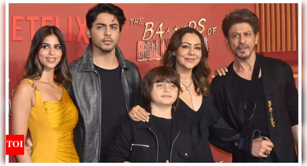 <div>Khan family join Aryan for 'Ba***ds of Bollywood' premiere</div>