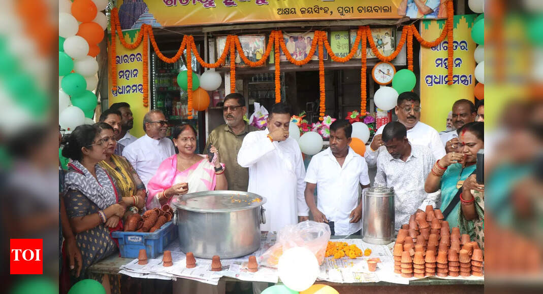 Puri tea seller offers free chai, sweets on PM’s birthday