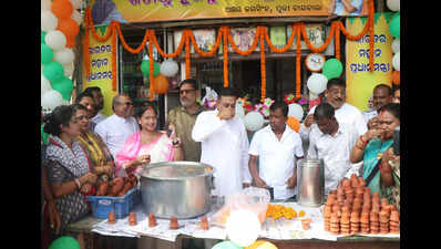Tea seller celebrates PM Modi's birthday with free tea and rasagolas in Puri