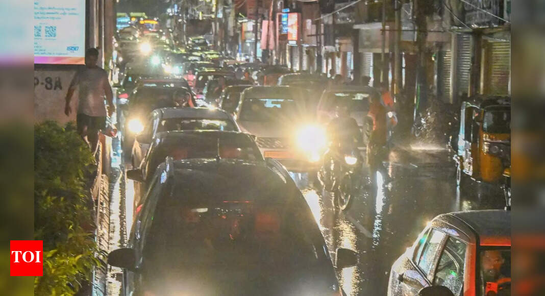 Srinagar-Jammu NH-44 opens for traffic after 20 days Srinagar-Jammu NH-44 opens for traffic after 20 days