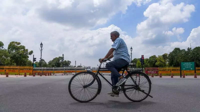 Delhi weather update: Warm day with patchy rain and moderate air quality
