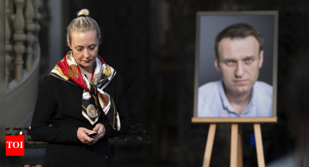 <div>Alexei Navalny's widow says lab reports show her husband was poisoned</div>