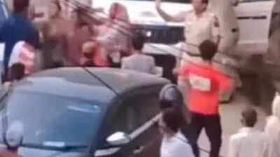 Wanted man flees as Delhi cops get attacked by his family during arrest