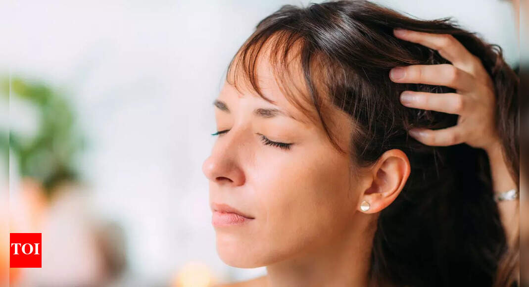 Does leaving oil in your hair overnight help: Know benefits and risks