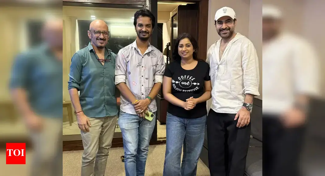 Shreya Ghoshal records for Keu Bole Biplobi Keu Bole Dakat