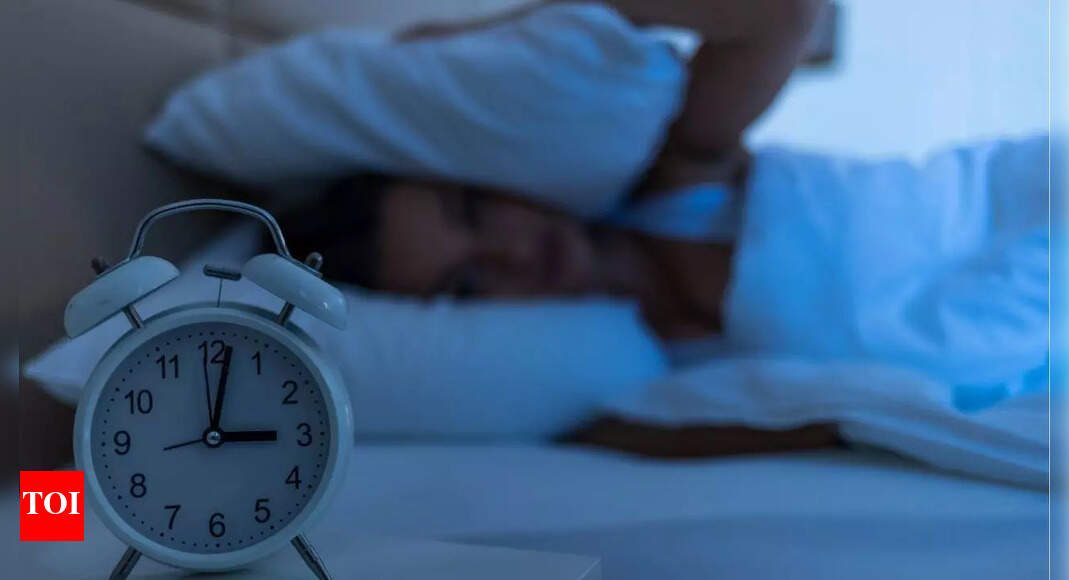 Already put the phone down but still can’t fall asleep? Know why it happens and how to fix this problem