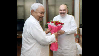 Nitish meets Shah at Patna hotel in rare gesture