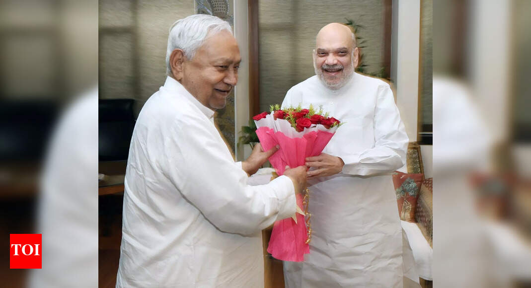 Nitish meets Shah at Patna hotel in rare gesture