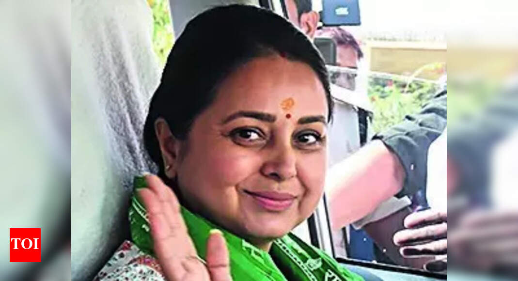 Rohini slams Tejashwi aide over front seat row