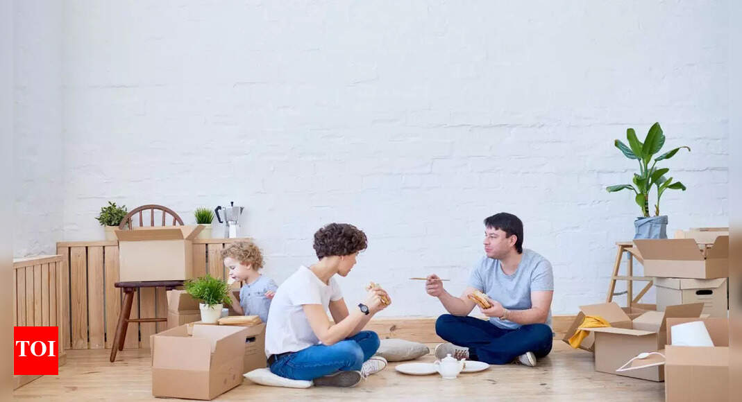 Sitting on the floor while eating could strengthen your joints, improve your posture and flexibility: Study