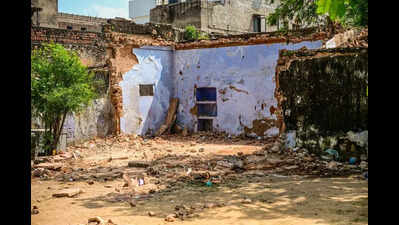 200-year-old house collapses inWalled City, killing old caretaker