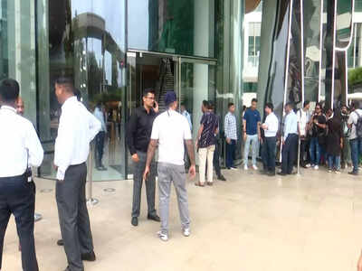 Massive crowds at Mumbai BKC and Delhi Saket