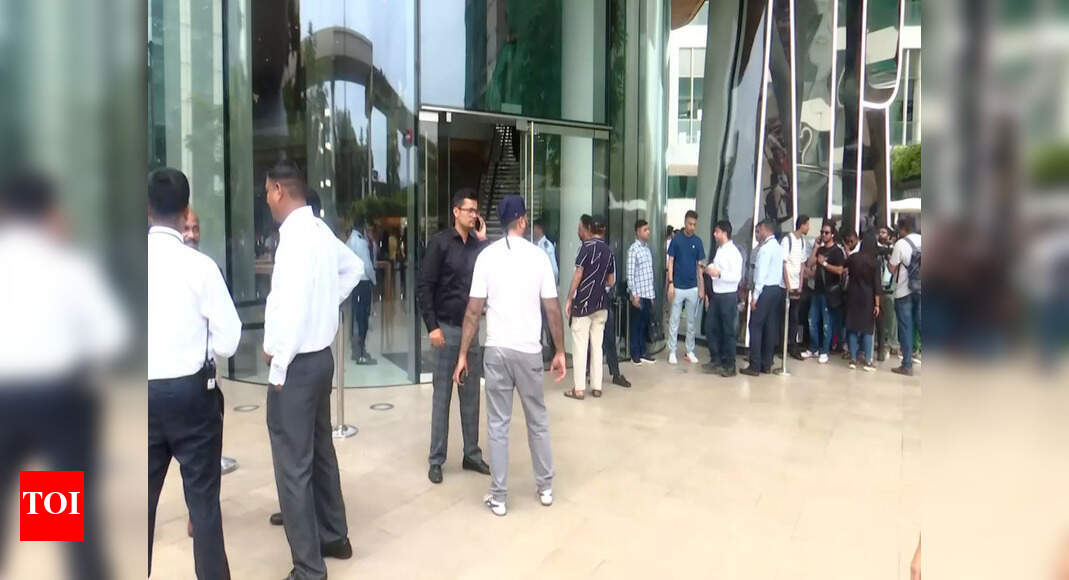 Apple iPhone 17 Series hits stores in India: Massive crowds at Mumbai BKC and Delhi Saket