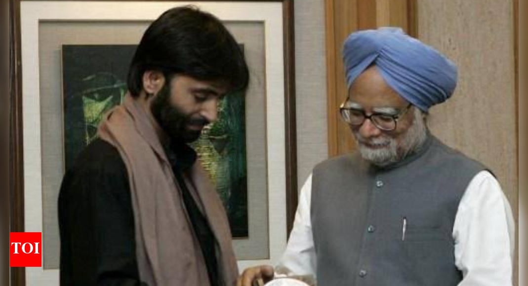 <div>'Manmohan Singh conveyed his gratitude': Yasin Malik claims ex-PM thanked him for meeting Hafiz Saeed; submits affidavit in Delhi high court</div>