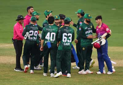 Is it mandatory for players to shake hands after a cricket match?