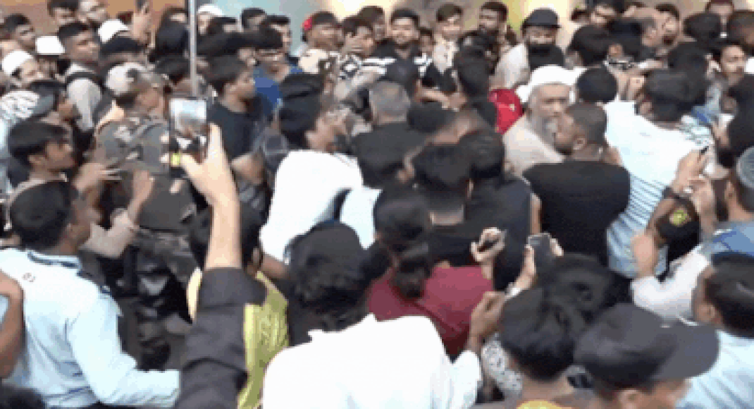Slaps, punches and pushes: iPhone 17 frenzy turns violent at Mumbai Apple store
