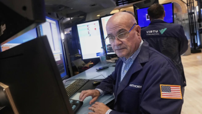  Wall Street heads for record-setting week; S&P, Nasdaq rise