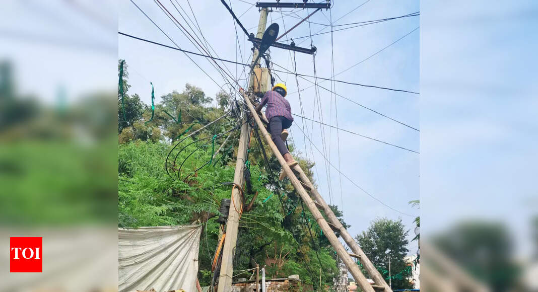 Ranchi Municipal Corporation races against time to repair faulty street lights ahead of Durga Puja