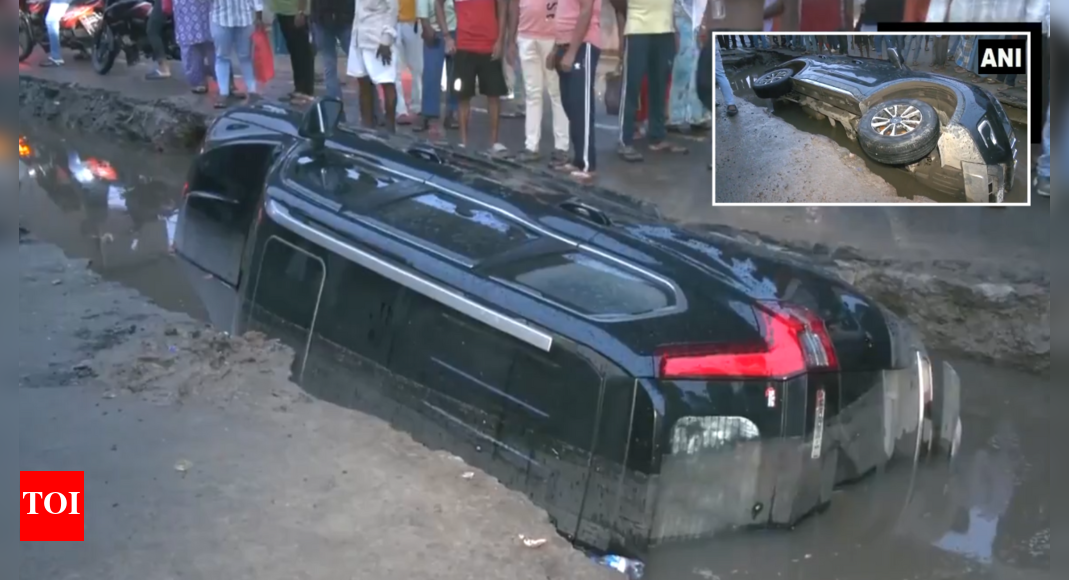 <div>Patna potholes: Car sinks into waterlogged crater; owner calls it 'conspiracy to defame government'</div>