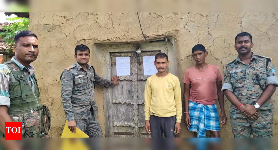 Cops reach wanted Maoist's village in Hazaribag, ask him to surrender
