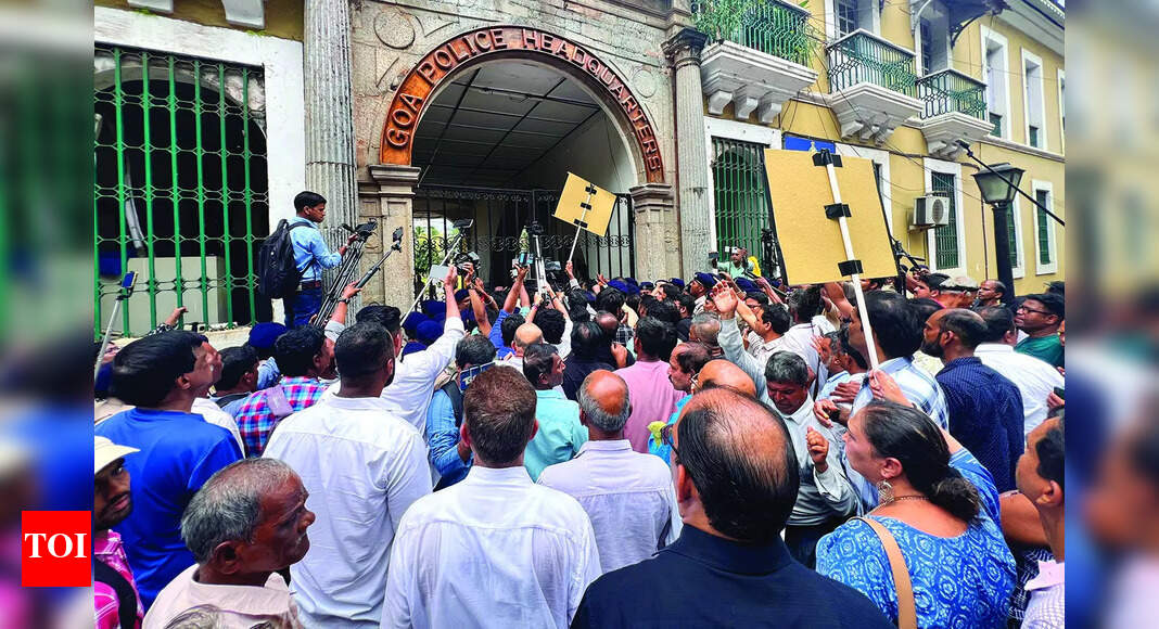 Protesters gather in solidarity with Kankonkar, bring city traffic to halt