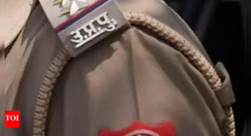 <div>UP policemen whisk doctor away from district hospital to treat SSP's mother</div> <div>UP policemen whisk doctor away from district hospital to treat SSP's mother</div>