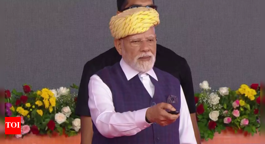 <div>'Main enemy of India is dependence on other nations': PM Modi's 'atmanirbhar' push amid Trump tariffs; calls it 'medicine'</div>