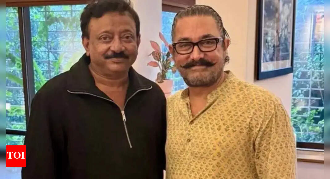 <div>Aamir poses with RGV; fans demand 'Rangeela' sequel</div>