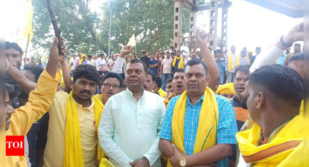 Opposition MLAs join Kurmi stir in Bokaro