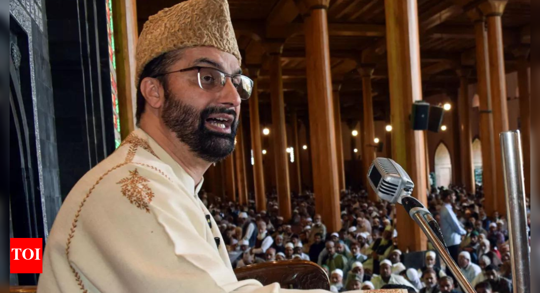 <div>Mirwaiz allowed to visit Sopore for condolences to Prof Bhat's family</div>