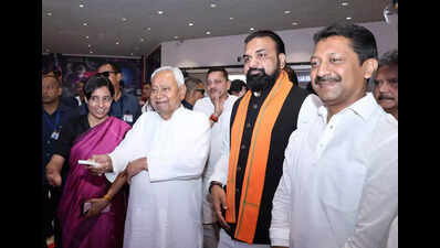 Nitish flags off mobile science bus