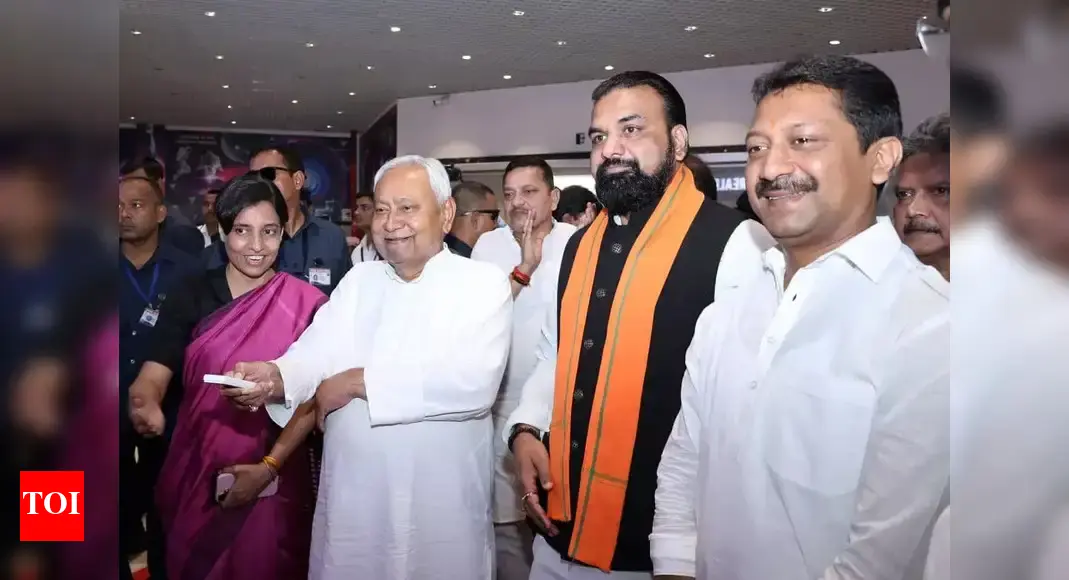 Nitish flags off mobile science bus