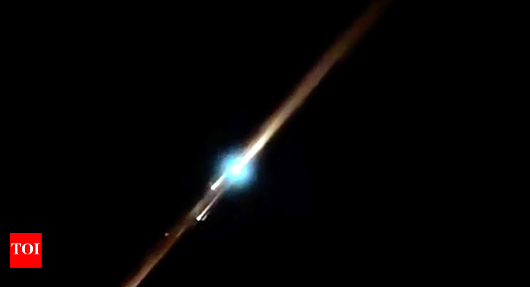 Meteor shower or sat debris? Fiery streak dazzles Delhi-NCR skyline Meteor shower or sat debris? Fiery streak dazzles Delhi-NCR skyline