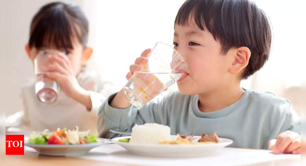 Which is the best time to drink water: Before, during or after meals? Science explains