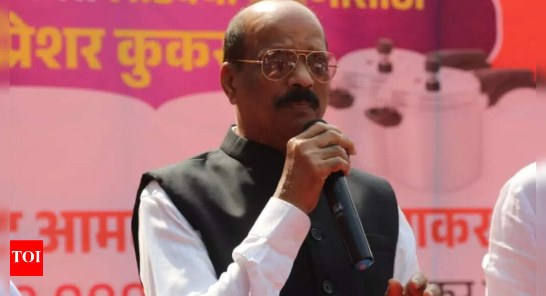 <div>'Not an MLA, but get Rs 20 cr in funds': Sena leader Sarvankar boasts; later clarifies</div> <div>'Not an MLA, but get Rs 20 cr in funds': Sena leader Sarvankar boasts; later clarifies</div>