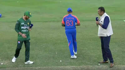  'How is the mood?' - Ravi Shastri asks Pakistan captain at toss amid handshake row