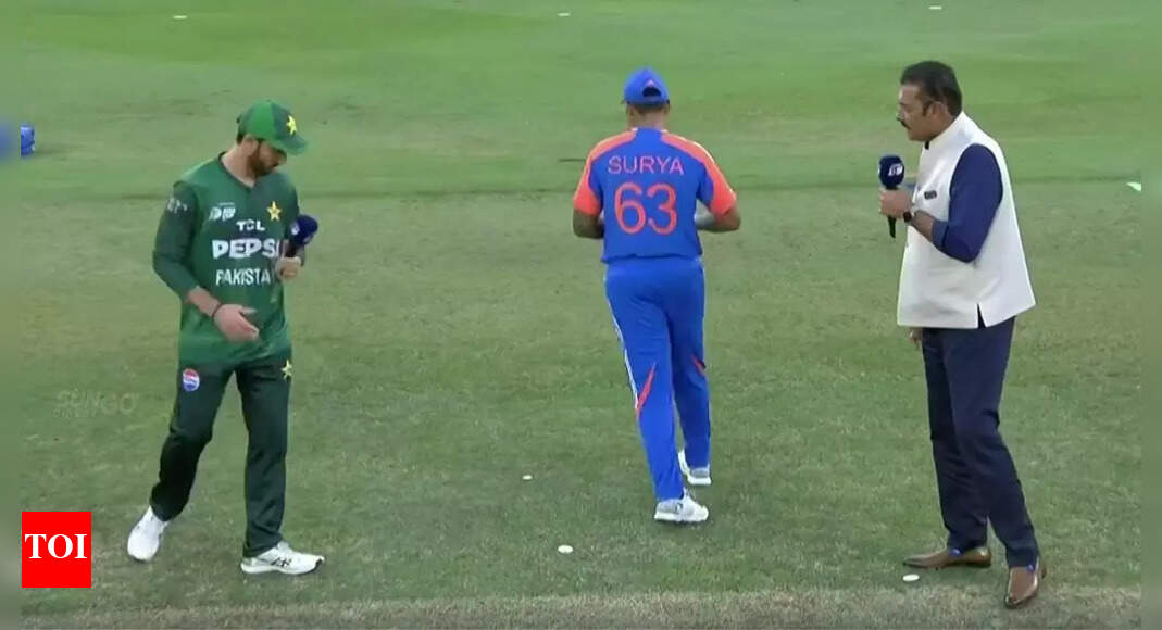 IND vs PAK: 'How is the mood?' - Shastri asks Pakistan captain at toss