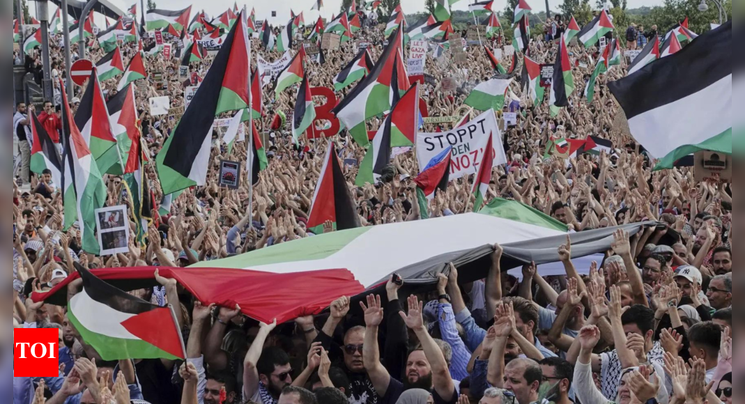 <div>UK, Canada, Australia recognise Palestinian state; Israel says move 'further destabilises region' — 10 points</div>