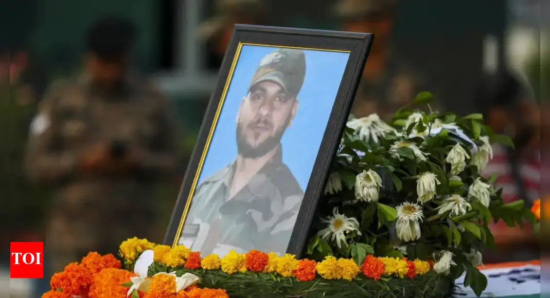 <div>Tributes paid to fallen soldier; operation on to track down terrorists in J&K forest</div> <div>Tributes paid to fallen soldier; operation on to track down terrorists in J&K forest</div>