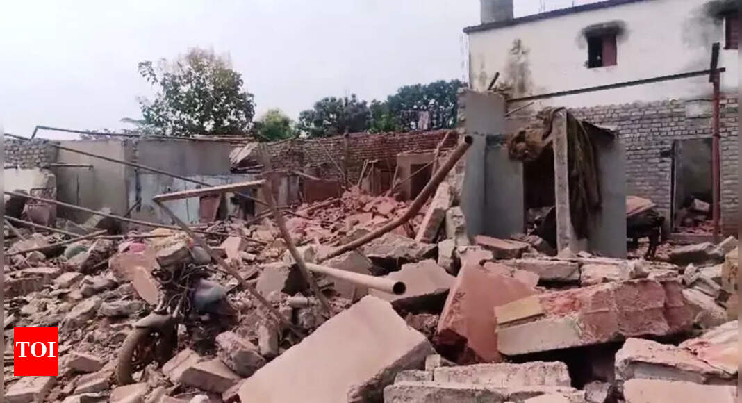 1 dead, 5 injured in blast at illegal cracker storage unit