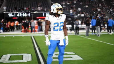Najee Harris leaves fans worried after being carted off with serious-looking leg injury vs. Broncos