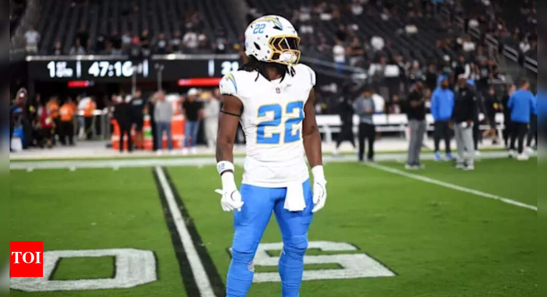 Najee Harris leaves fans worried after being carted off with serious-looking leg injury vs. Broncos