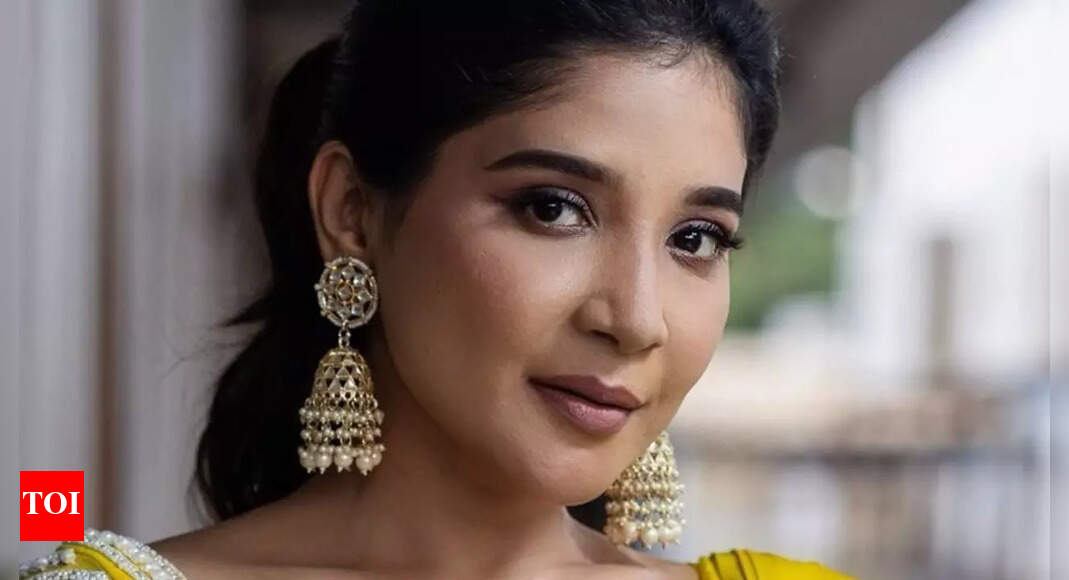 'Order had Chicken instead of Paneer': Sakshi Agarwal slams food delivery app; tags Hrithik Roshan for THIS reason