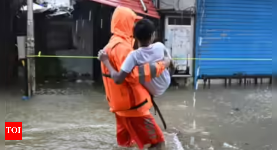 Maharashtra: Heavy rains lash Marathwada; 12 stranded in floods, rescue team deployed