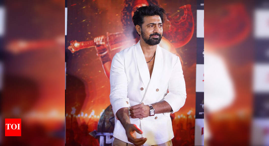 Team Raghu Dakat rings in Pujo festivities