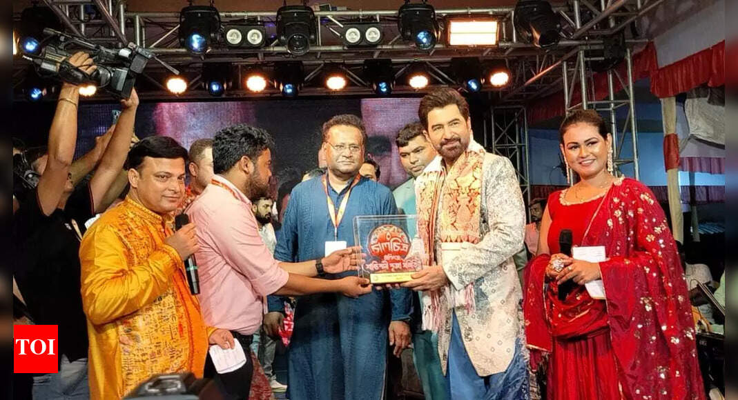 Tollygunge Santipally ushers in 87th Durga Puja with Chalchitra theme
