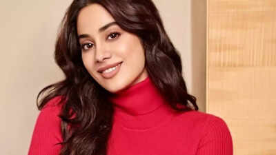 Janhvi Kapoor poses with boyfriend Shikhar Pahariya's family at the 'Homebound' premiere