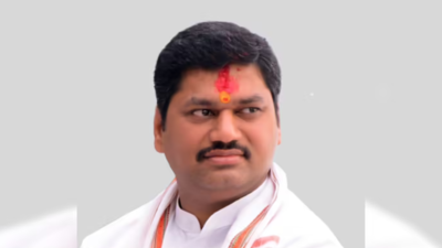  Ex-Maharashtra minister Dhananjay Munde pushes for rehabilitation in Ajit Pawar-led NCP